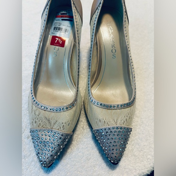 Brand New Stylish Heels By CAPARROS - Size 7.5 - Heel Height 2.5 Inches - box 6 - Picture 2 of 5